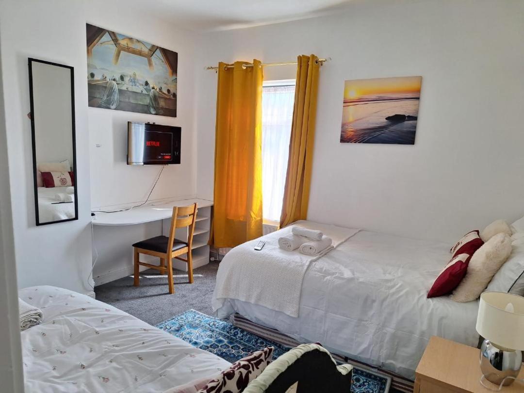 12 Cornwallis Lodge Family Room 1 Stoke-on-Trent Ngoại thất bức ảnh