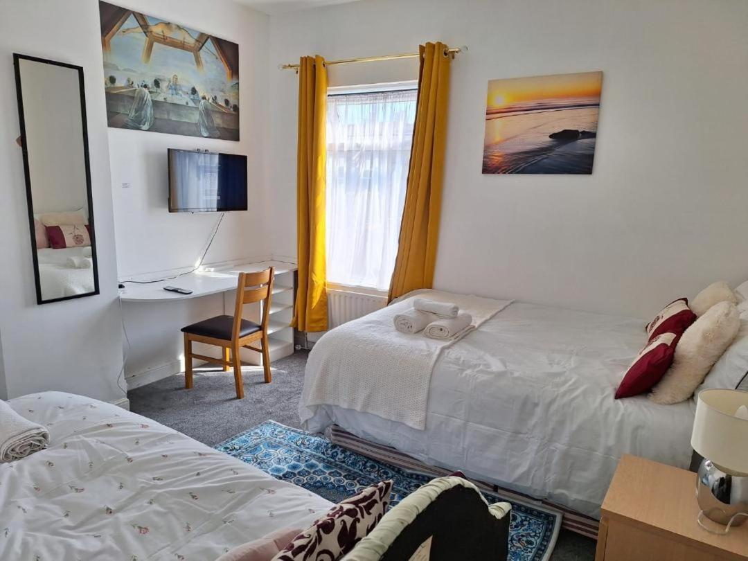 12 Cornwallis Lodge Family Room 1 Stoke-on-Trent Ngoại thất bức ảnh
